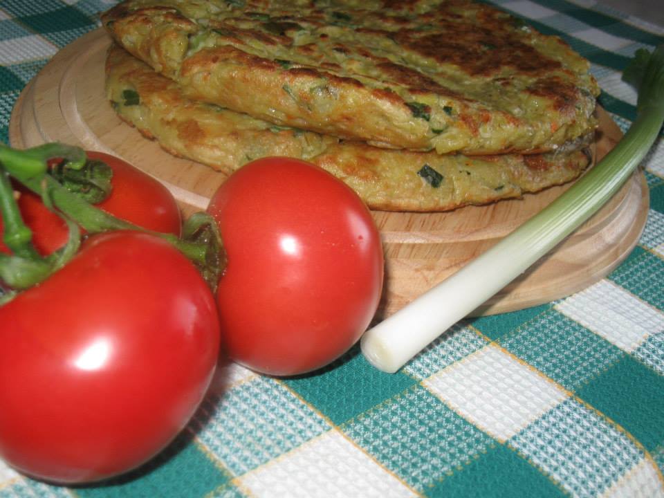 Placintele sarate cu cartofi si usturoi verde