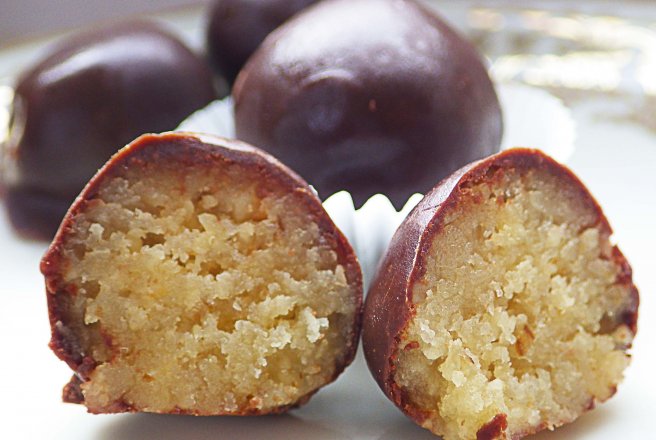 Praline cu marzipan si nuca