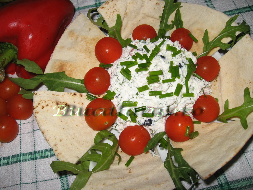 Dip cu ricotta, masline si ardei rosu