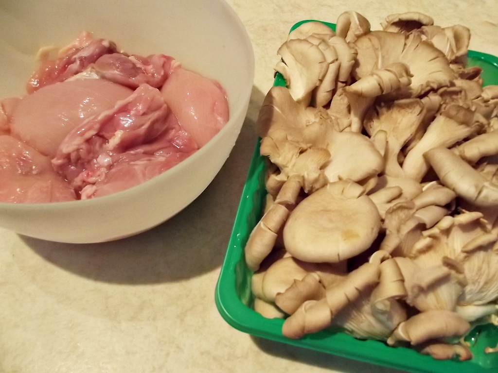 Ciuperci pleurotus cu carne de pui si usturoi