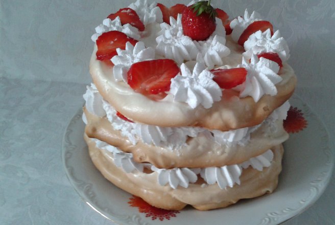 Mini tort Pavlova cu capsuni