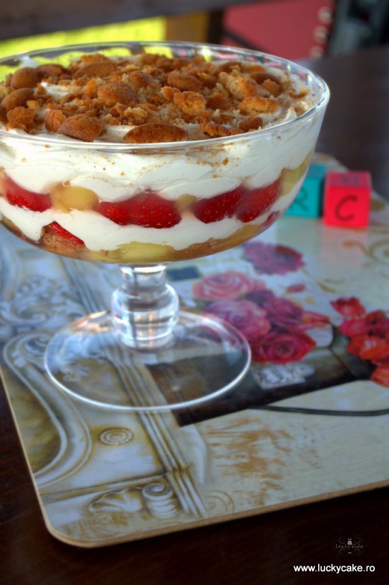 Desert Trifle cu capsuni