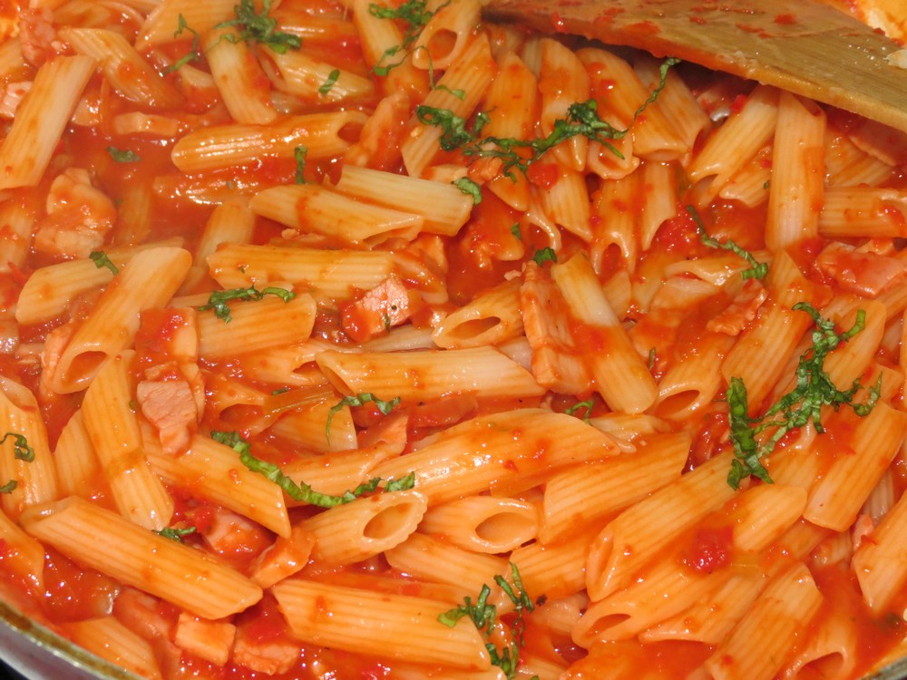 Penne cu bacon si sos de ardei gras