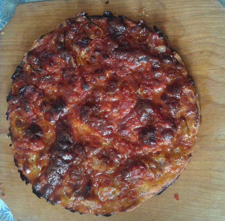 Pizza  cu carne tocata , carnat si slaninuta