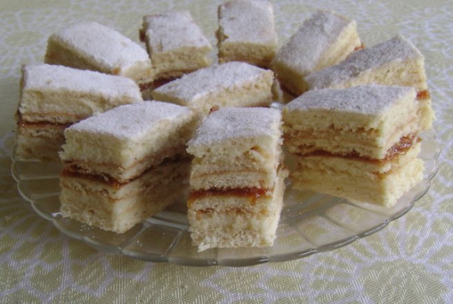 Foi cu miere de albine, cremă de griş şi dulceaţă de piersici