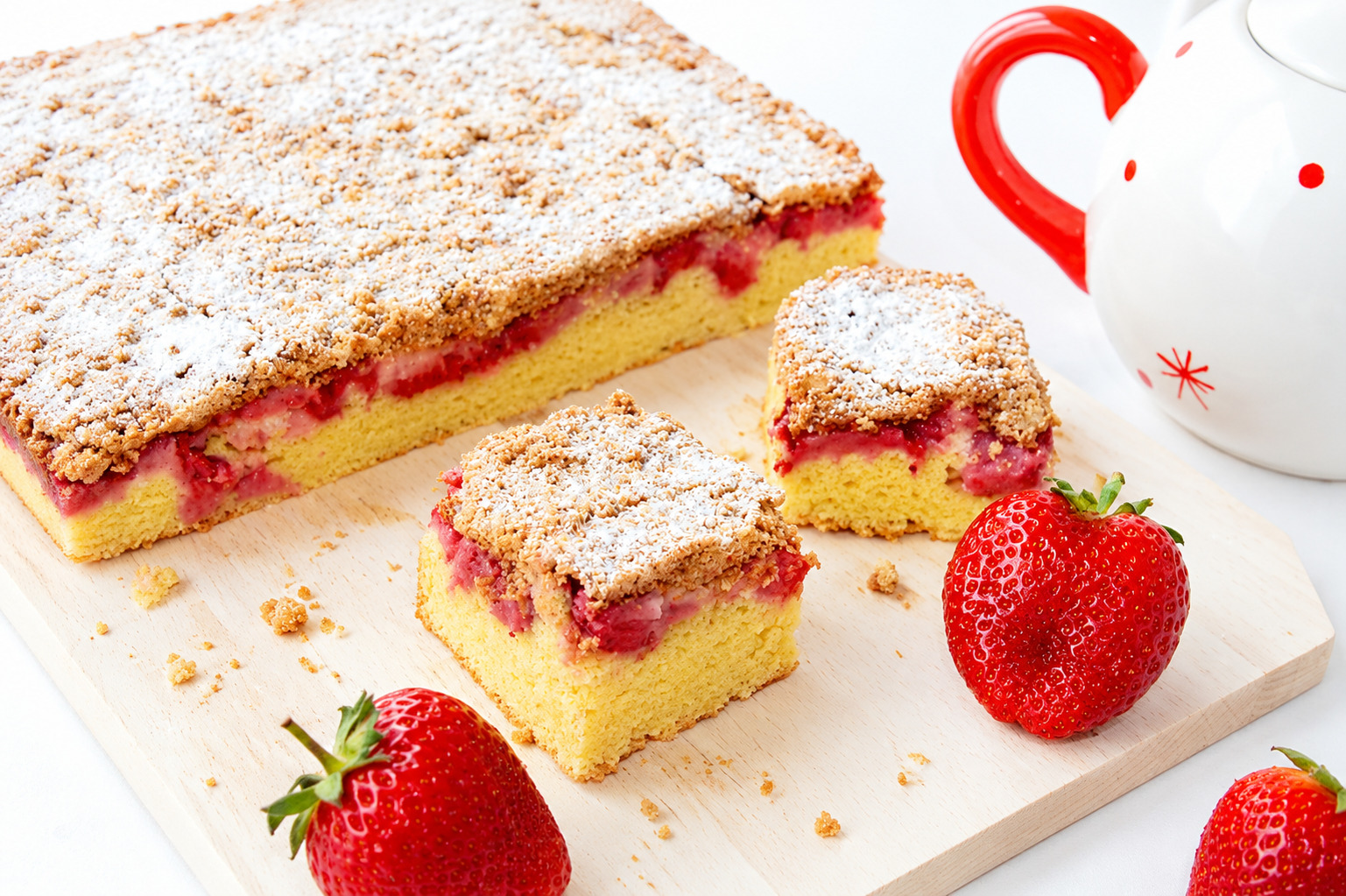 Prajitura rasturnata cu capsuni si biscuiti