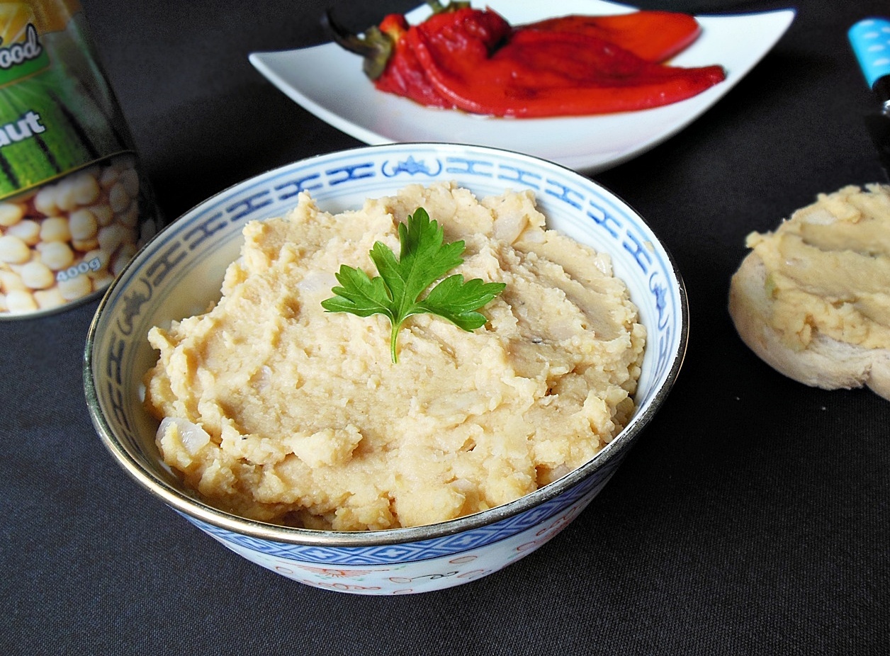 Pasta de naut cu salata de ardei kapia