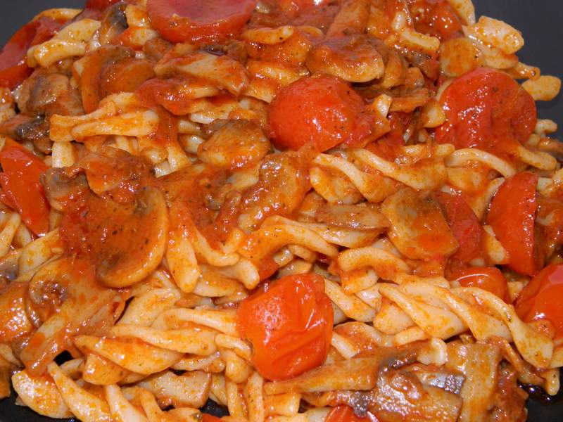 Fusilli cu ciuperci si rosii chery