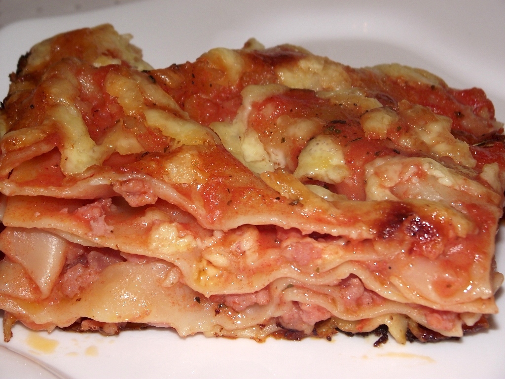 Lasagna cu carne tocata, ciolan afumat si ciuperci