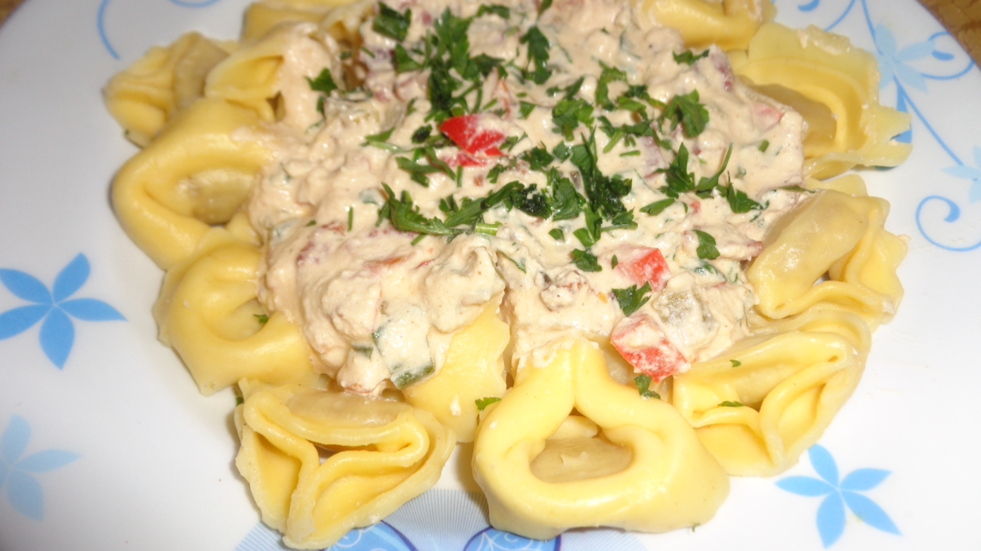 Tortellini cu sos de branza de vaca