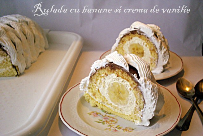 Rulada cu crema de vanilie si banane