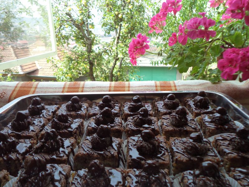 Deliciu cu nuca, ciocolata si visine