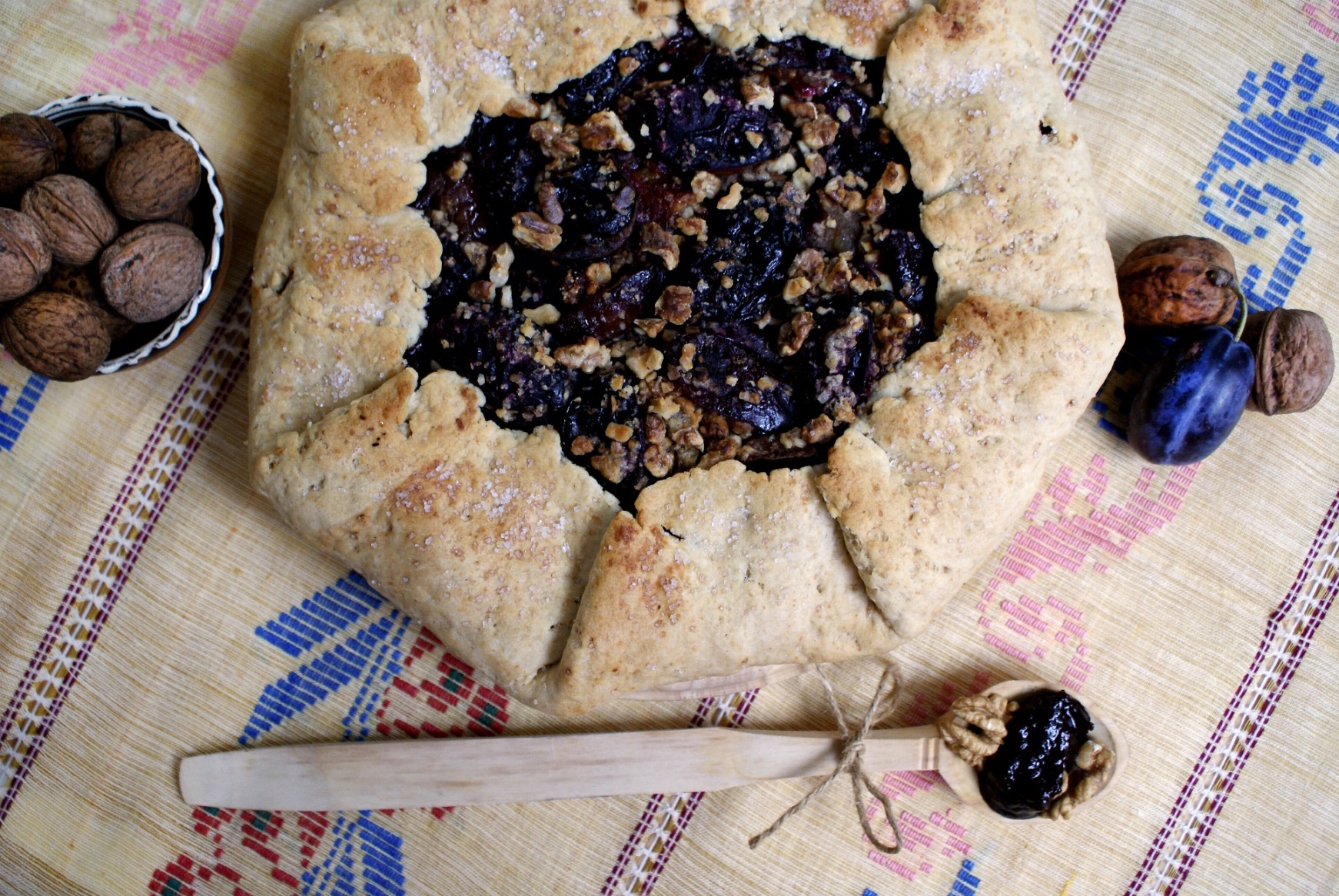 Tarta rustica cu prune si nuci