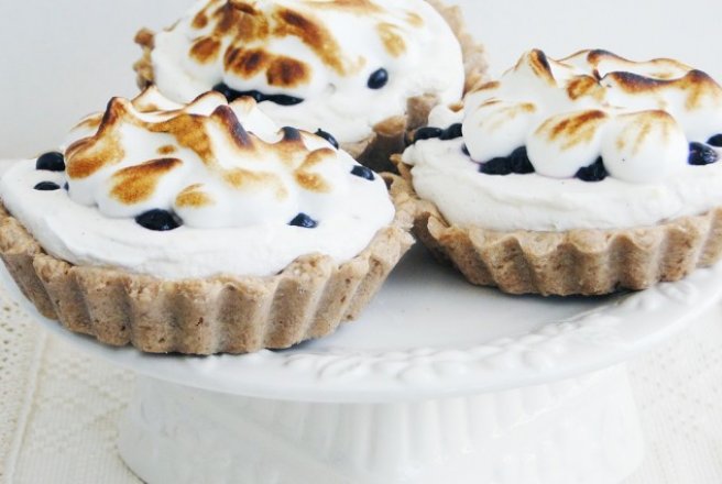 Mini tarte cu crema de branza, afine si bezea