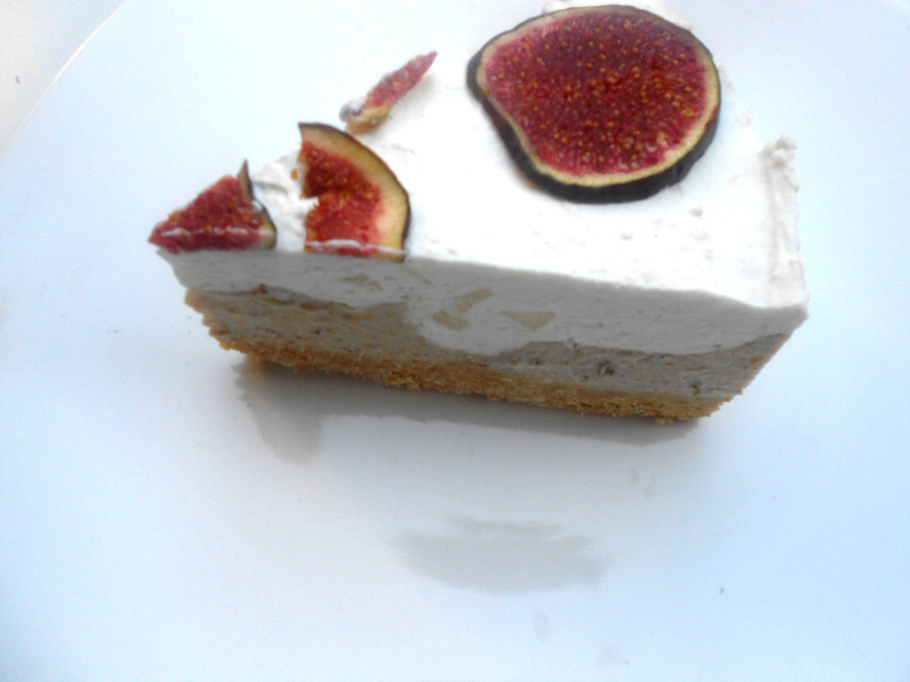 Cheesecake cu pere,smochine si cardamon