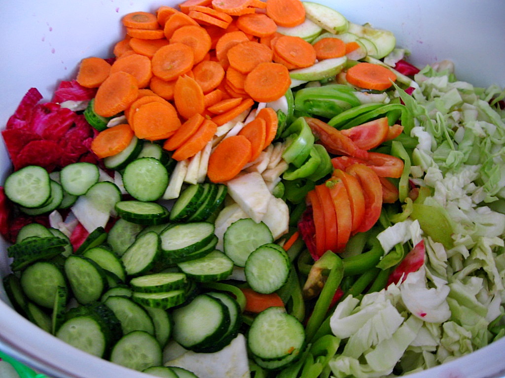 Salata asortata de legume si fructe