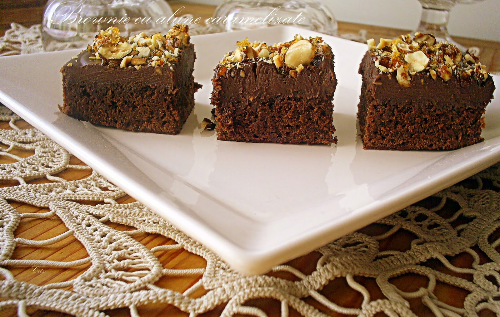 Brownie cu alune caramelizate