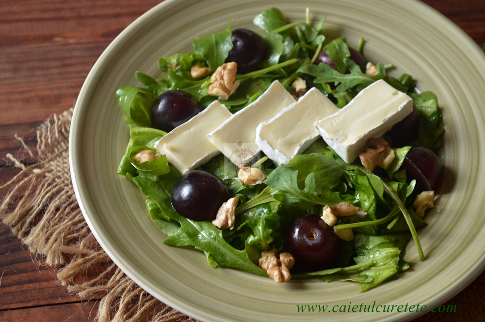 Salata cu camembert, rucola si struguri