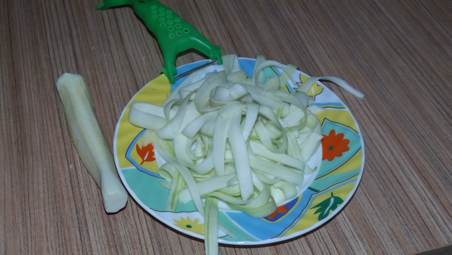 Spaghete cu zucchini, gorgonzola si nuci