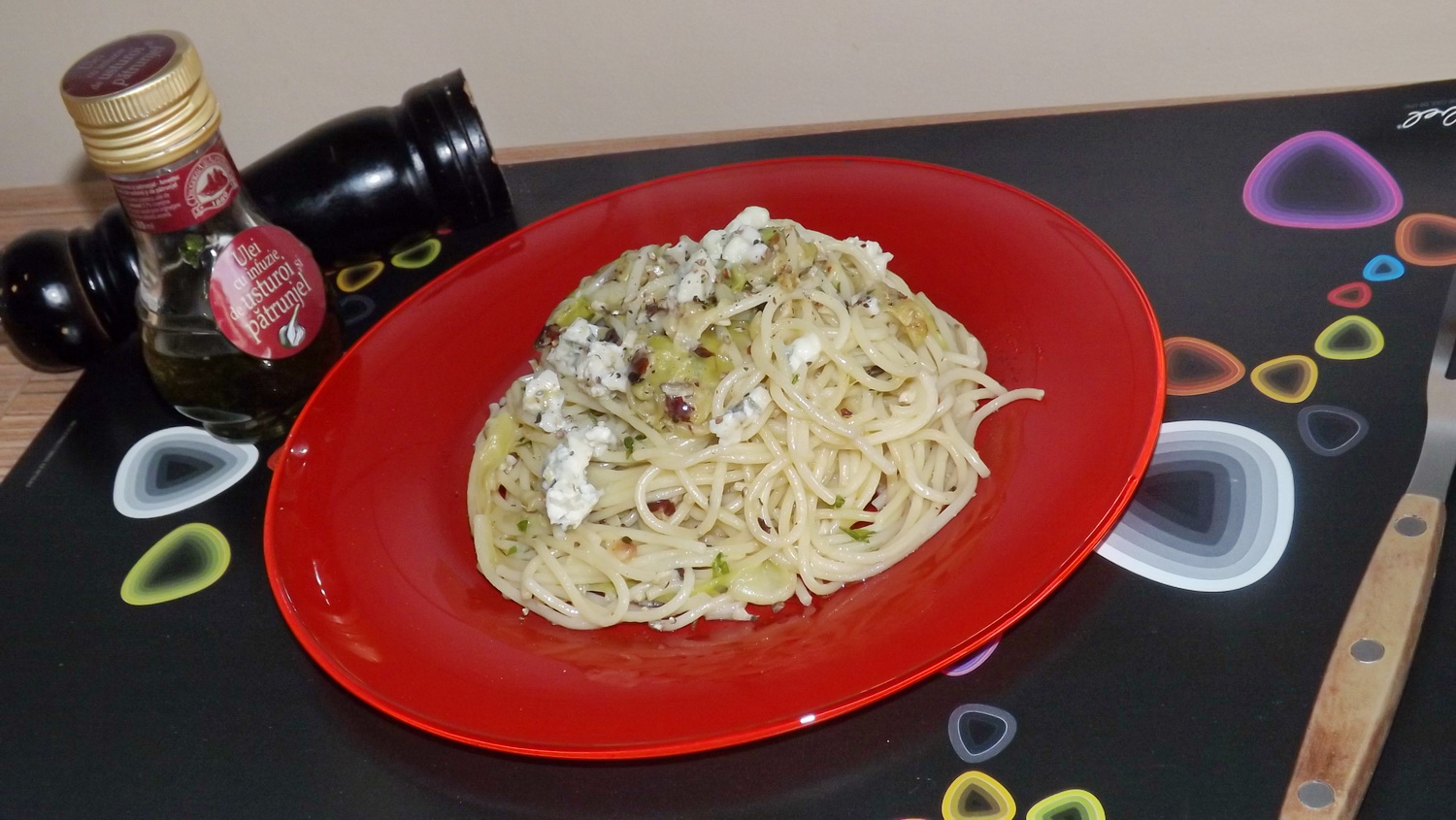 Spaghete cu zucchini, gorgonzola si nuci