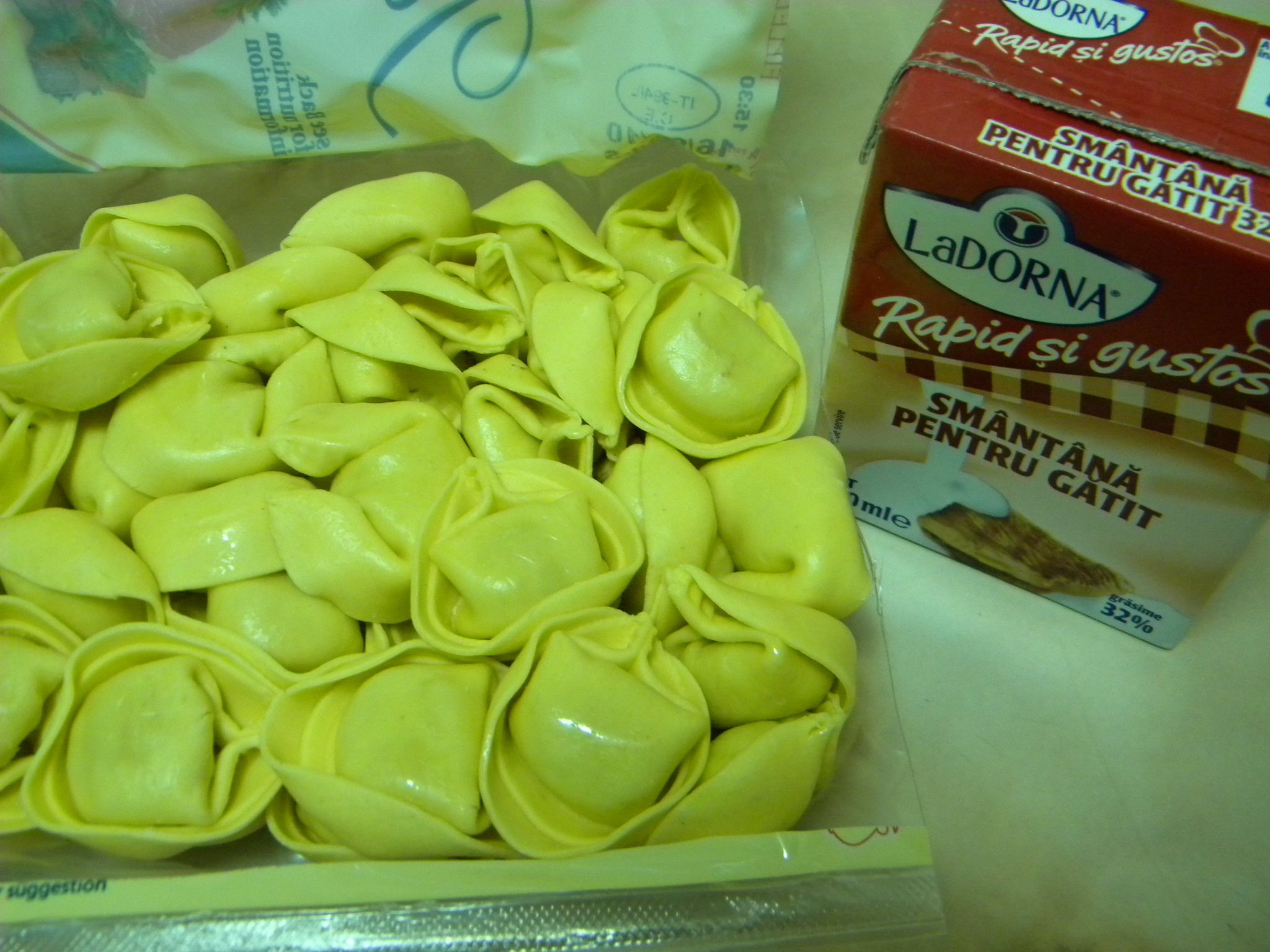 Tortelloni alla carne cu sos mamma rossa