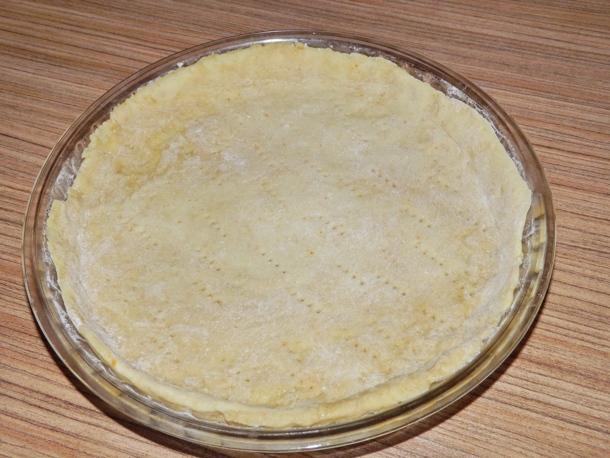 Tarta cu gutui, crumble si fulgi de migdale