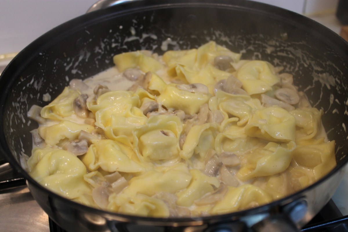 Tortellini cu branza si sos de ciuperci