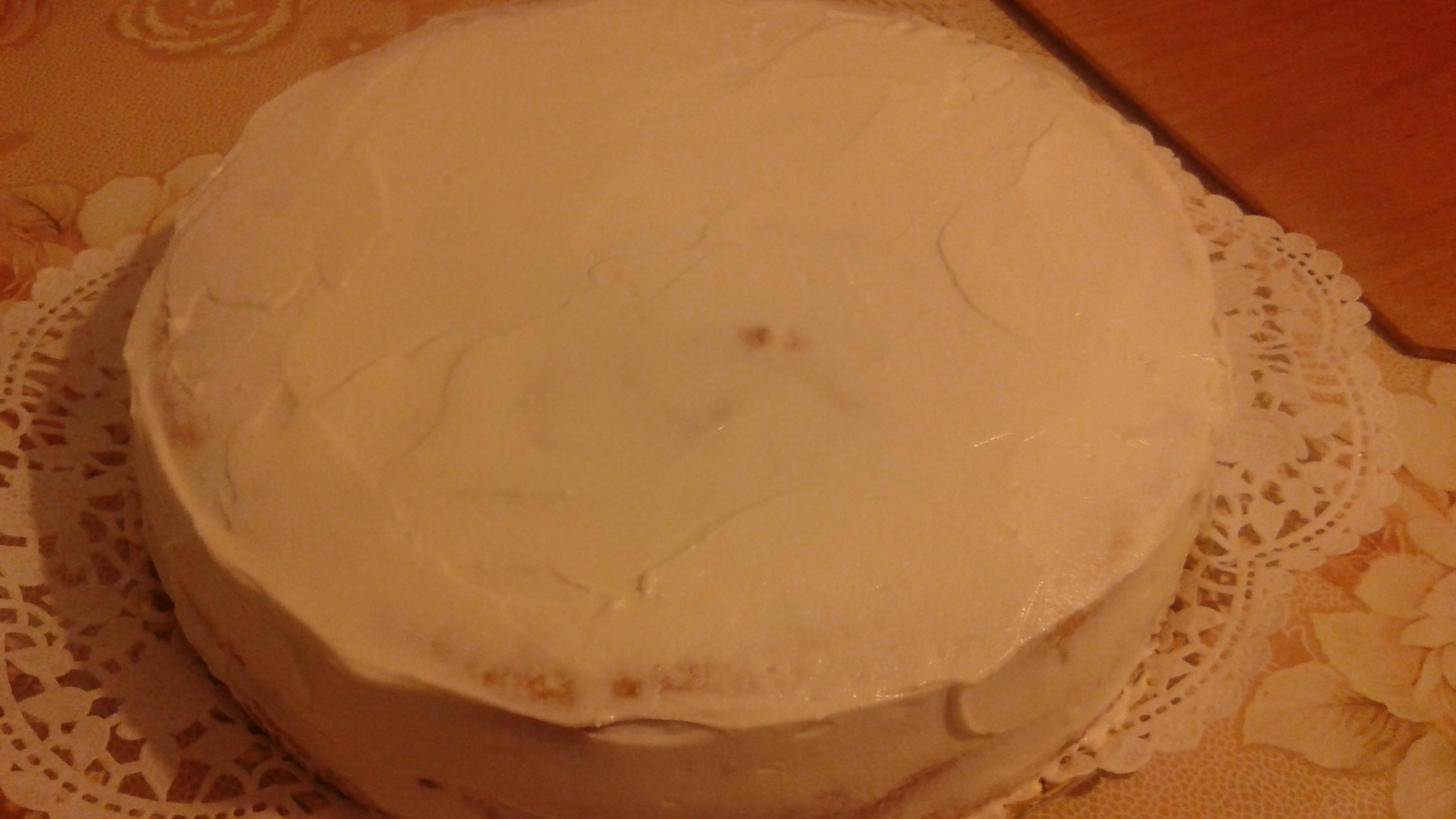 Tort cu crema de mascarpone si gem de piersici