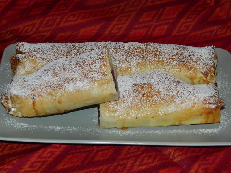 Strudel cu branza si visine