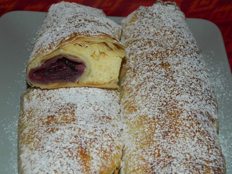 Strudel cu branza si visine