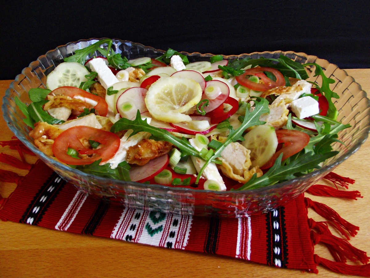 Salata de legume cu rucola si piept de pui