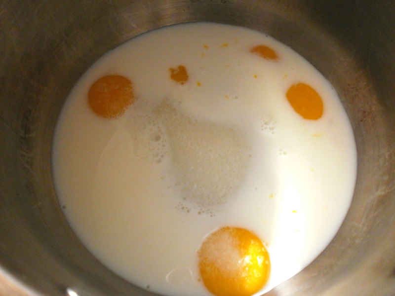 Tort cu crema de vanilie si dulceata de coacaze