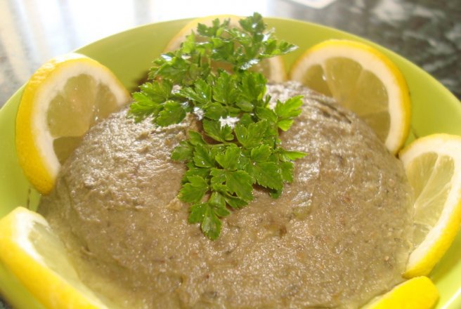 Pasta de avocado cu peste afumat