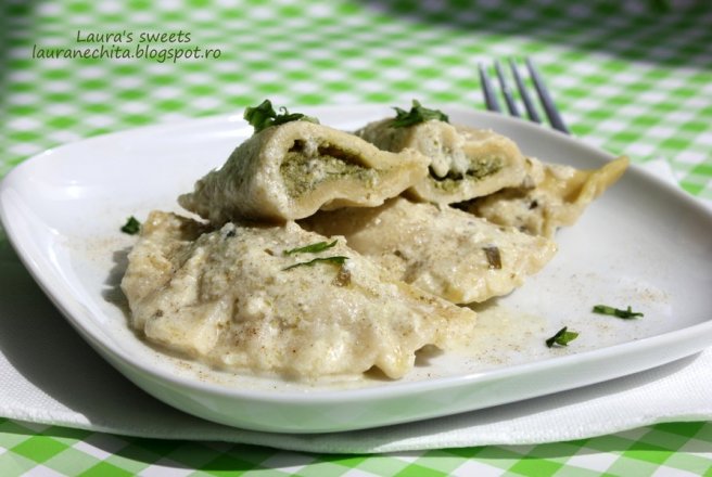 Ravioli de casa, umpluti cu branza, spanac si leurda