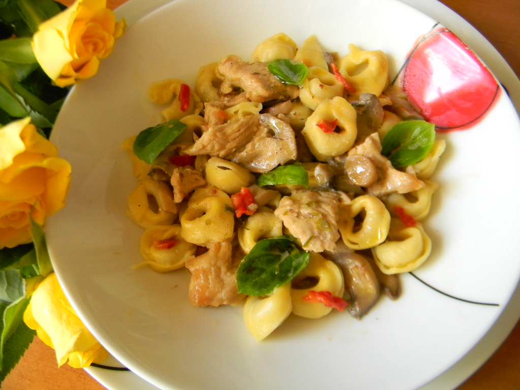 Tortellini cu ciuperci, curcan si Camembert