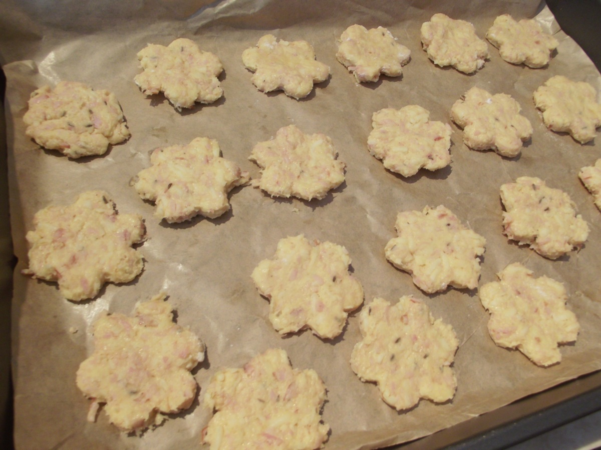 Biscuiti aperitiv, cu sunca presata si cascaval