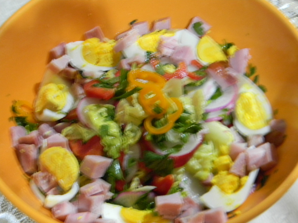 Salata de mai cu oua si sunca