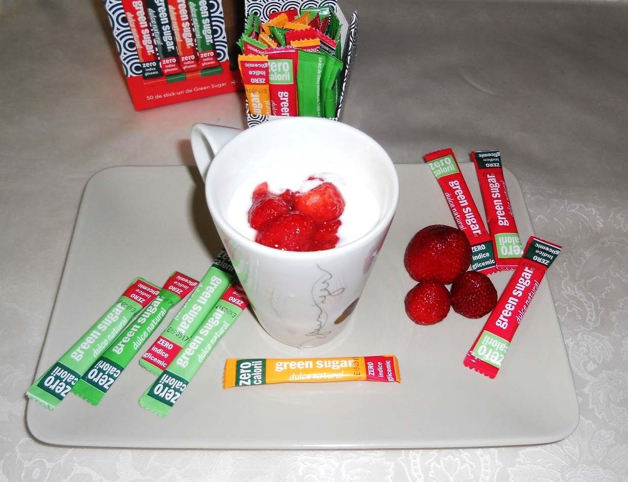 Iaurt cu piure de capsuni si Green Sugar