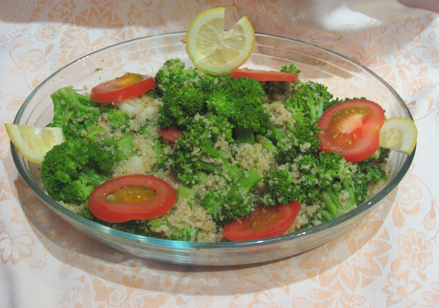 Salata cu broccoli si quinoa