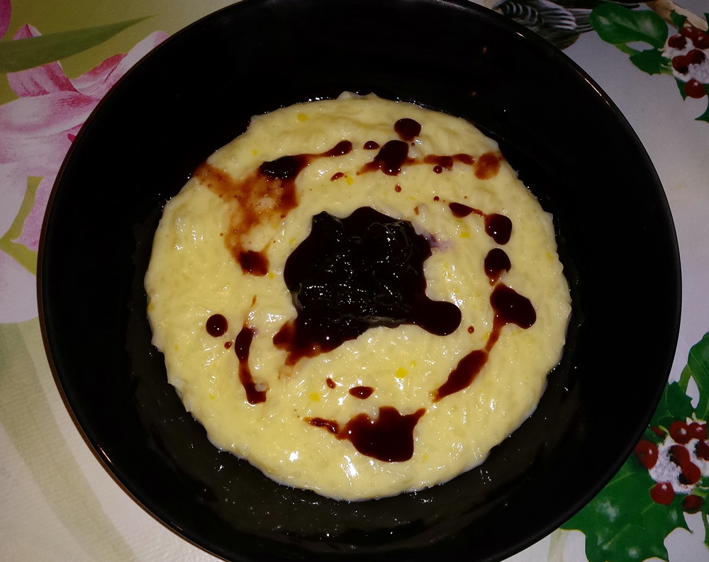 Budinca de orez cu dulceata de cirese amare