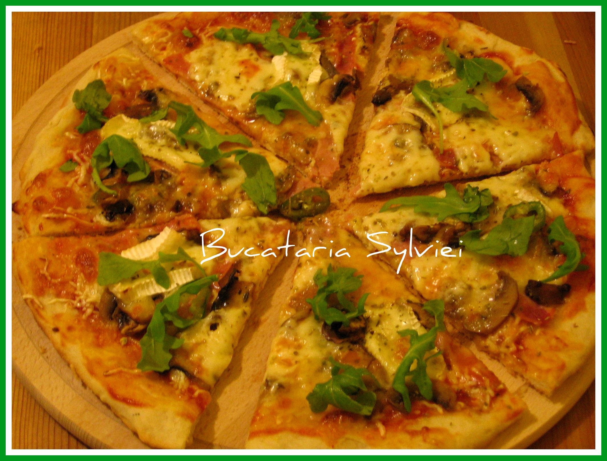 Pizza trois fromages cu ruccola