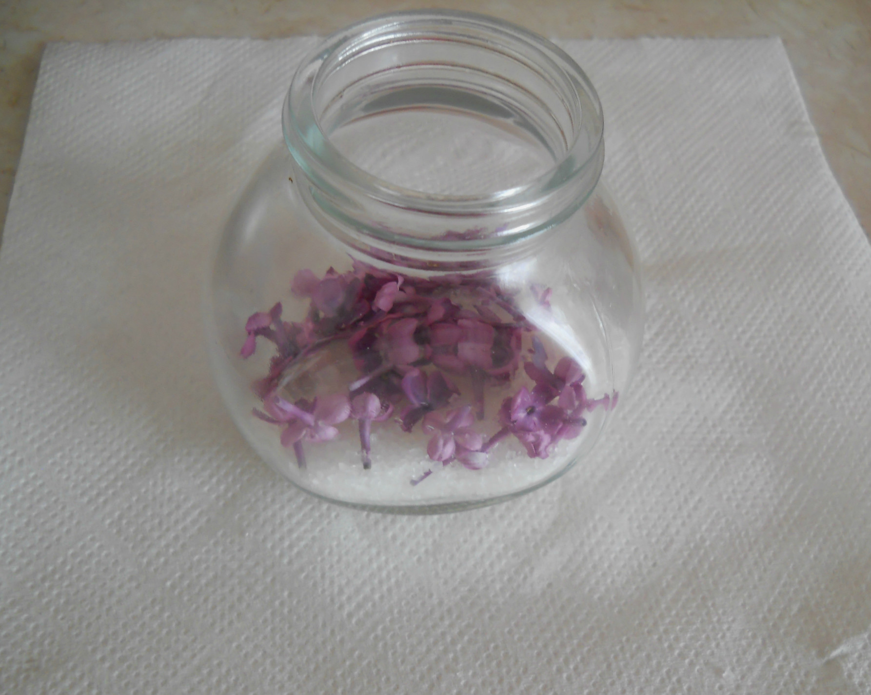 Petale de liliac cristalizate