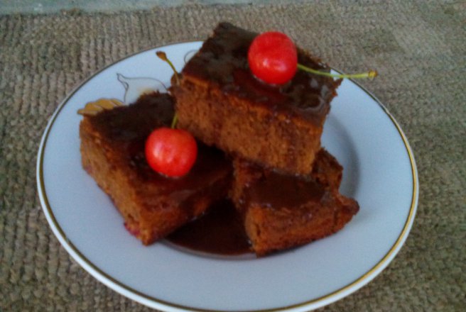 Brownies cu cirese si sos de ciocolata