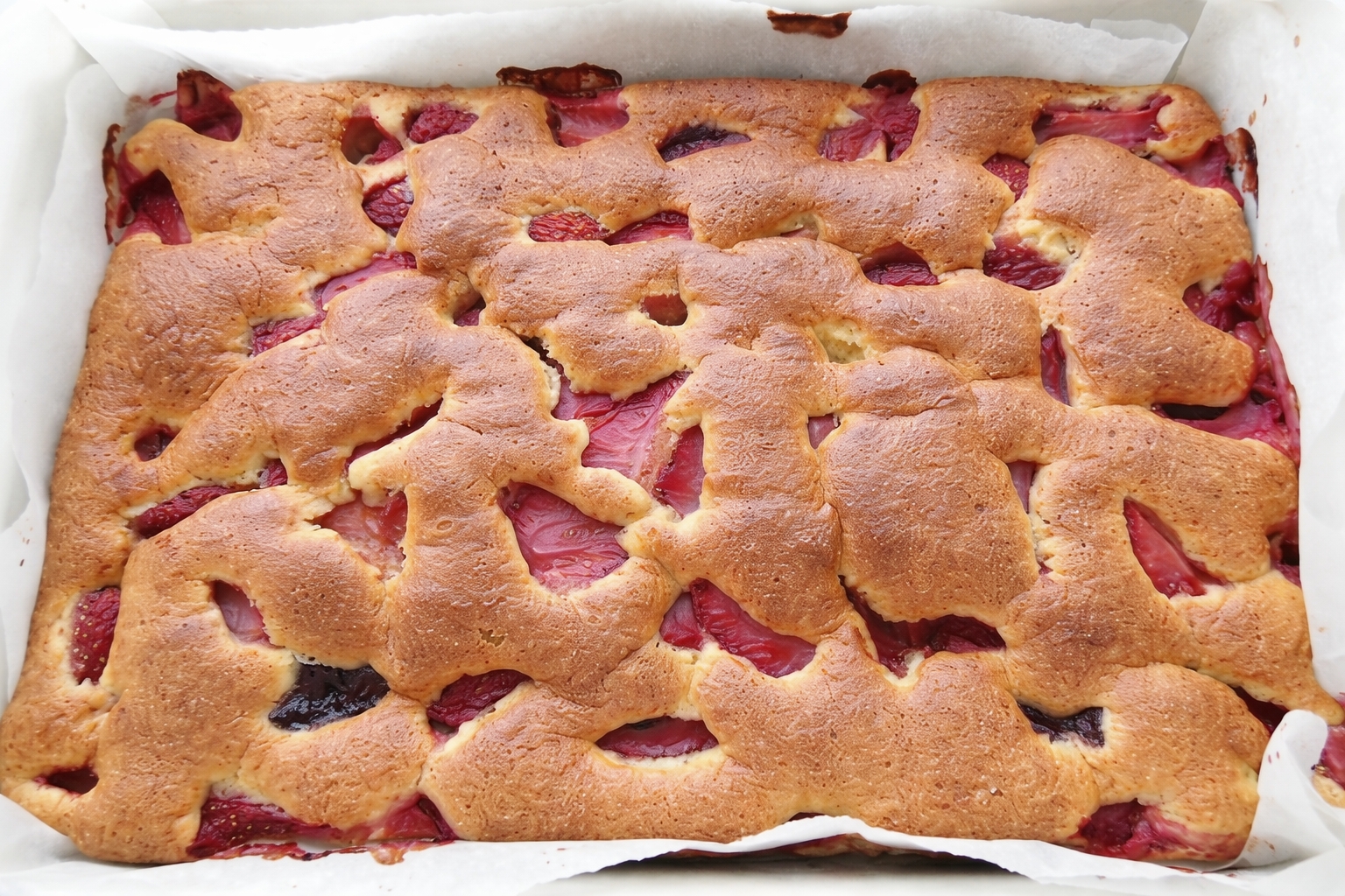 Desert prajitura pufoasa cu capsuni