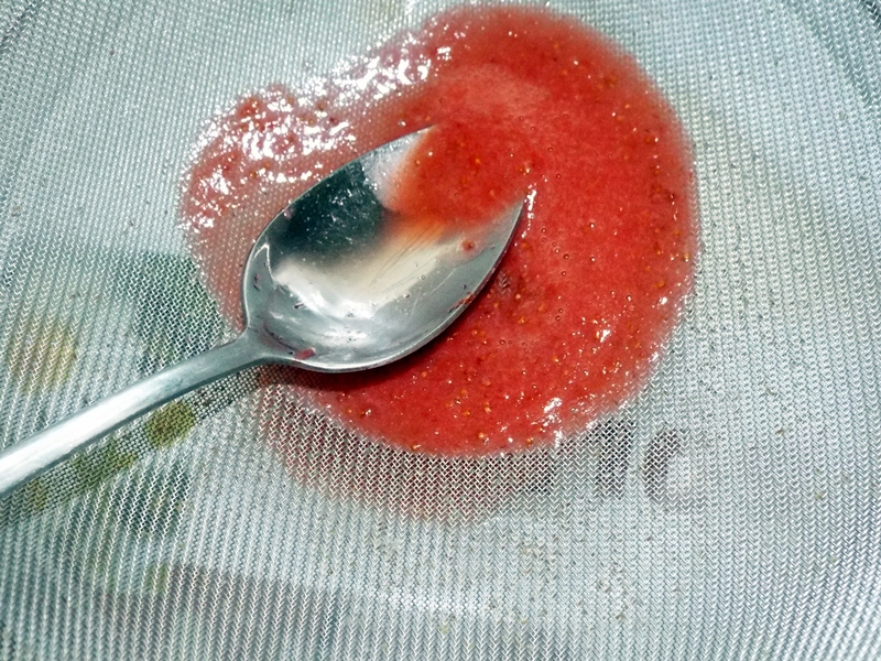 Panna cotta cu sos de capsuni