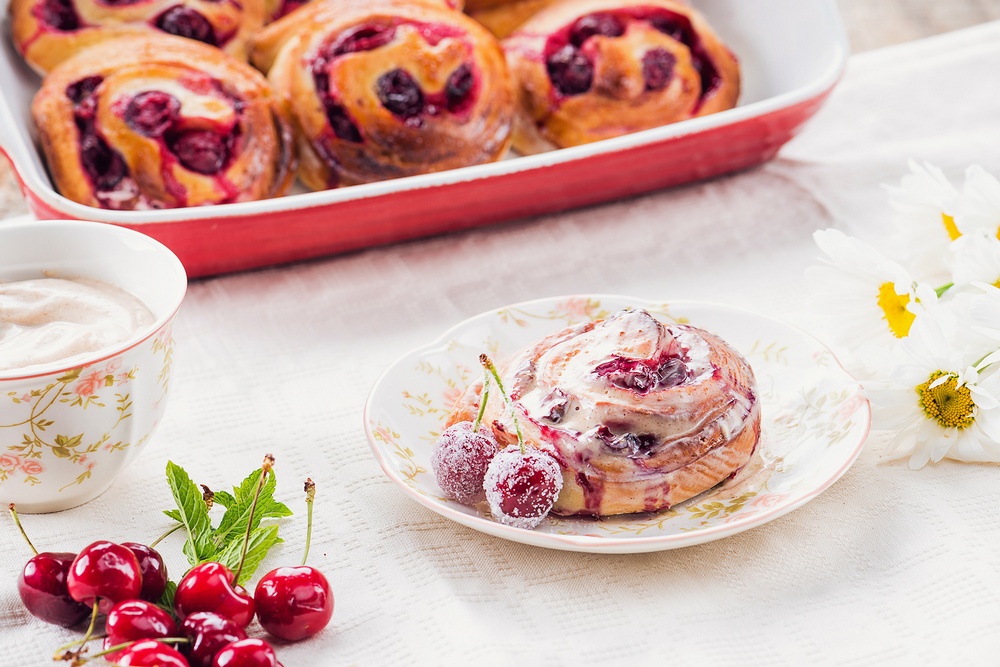 Cinnabons rolls cu cirese si glazura cu scortisoara