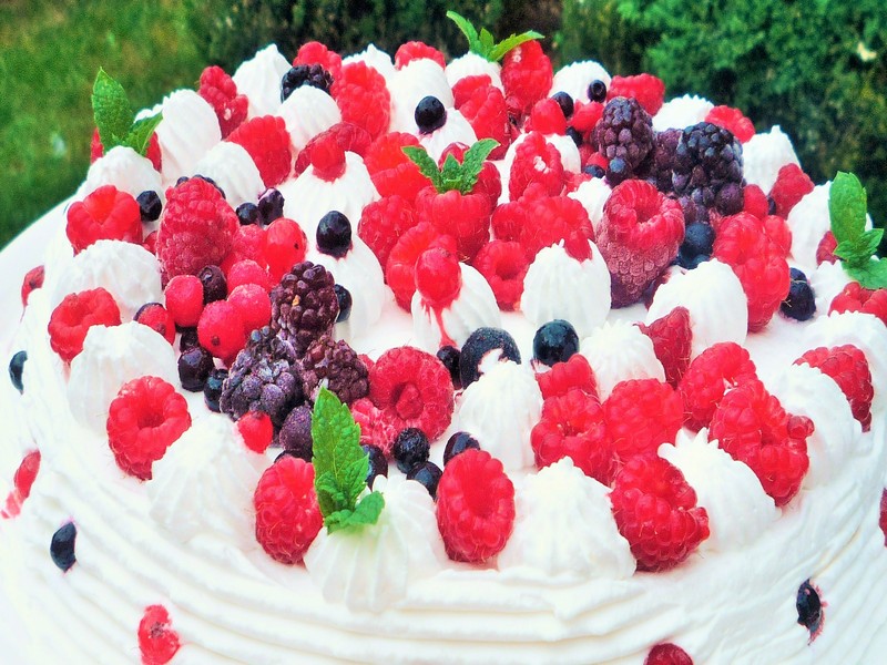 Tort Pavlova cu crema de vanilie  si fructe de padure