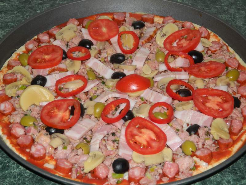 Pizza cu carne de porc si ciolan