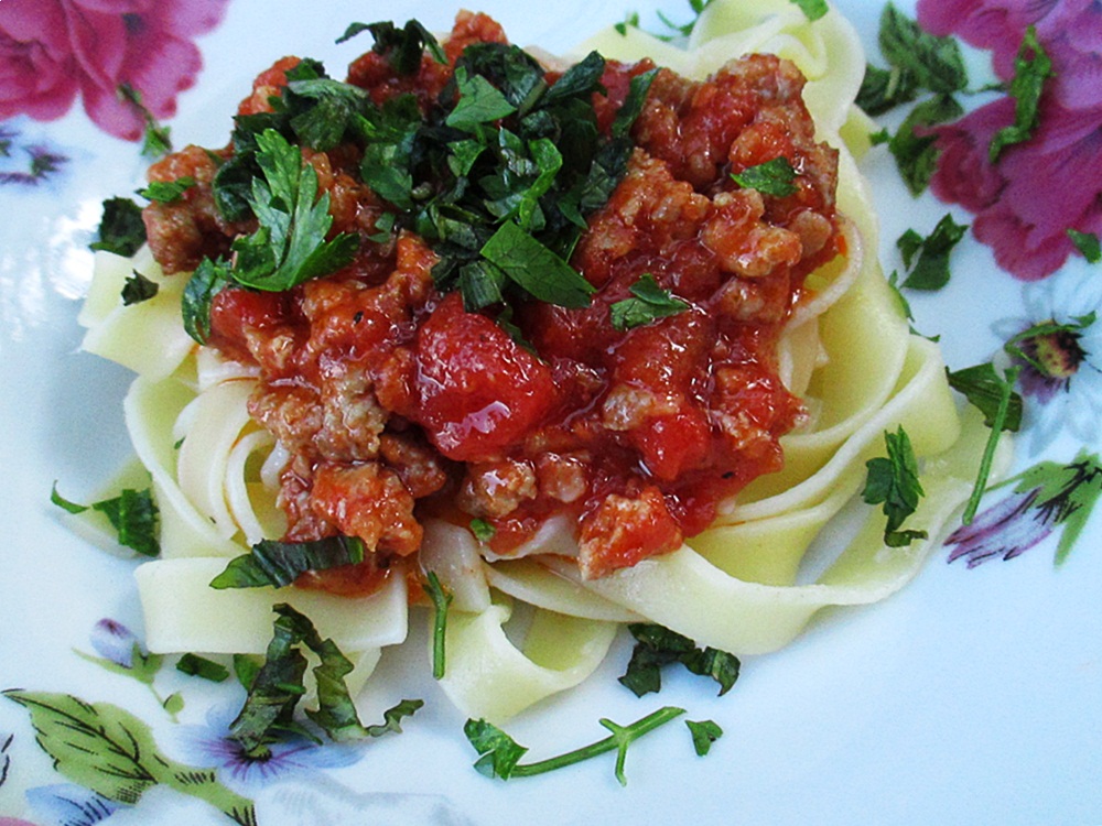 Fettuccine cu rosii si carnati