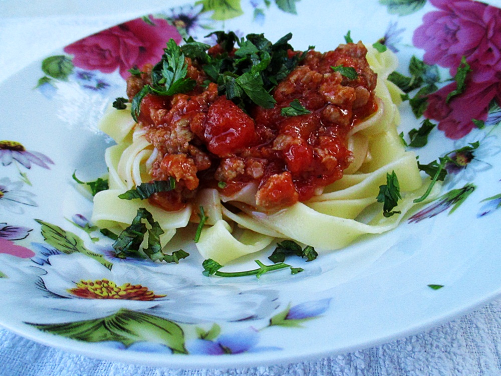 Fettuccine cu rosii si carnati